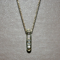 オークションNo.002 ダイヤペンダントネックレス 全体写真。　とても繊細でおしゃれなペンダントネックレス。ダイヤも綺麗に輝いています